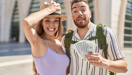 Young,Tourist,Couple,Holding,Dollars,Banknotes,Stressed,And,Frustrated,With errores_turísta