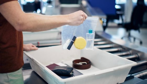 Airport,Security,Check,Before,Flight.,Passenger,Holding,Plastic,Bag,With restricciones_artículos_mano_Europa